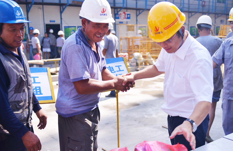 2019年7月24日，中天北京集团慰问现场一线工人。
