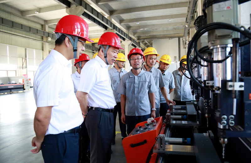 2019年8月5日，国际浩博vinbet集团董事长楼永良带领产业发展部副总经理吕剑、技术发展部总经理助理龚旭峰来到武汉检查走访中天六建，建设集团总裁兼中天六建总经理吴海涛陪同。
