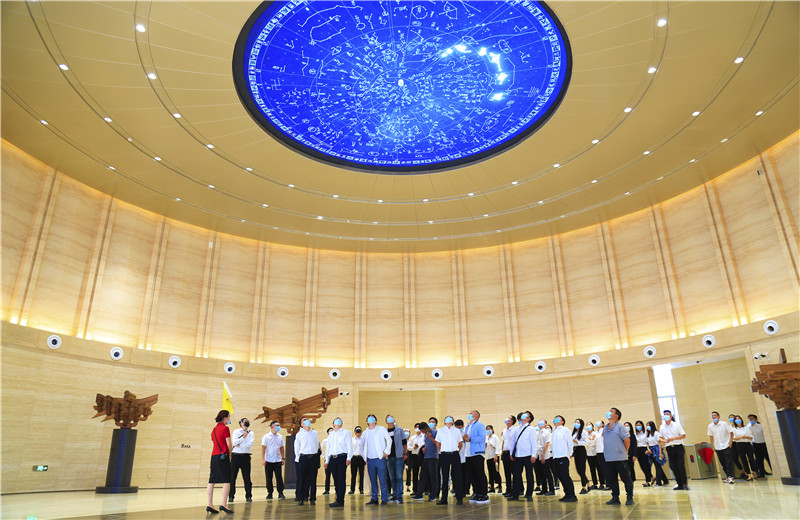 2020中秋来临之际，中天六建机关150余名员工参观学习中国建筑科技馆，共同探索建筑之美。