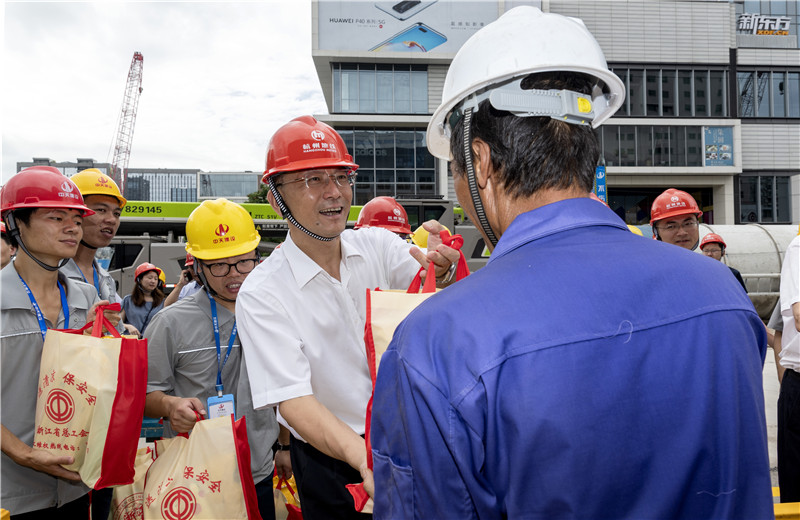 2020年8月6日，浙江省人大常委会副主任、省总工会主席史济锡，省总工会党组书记、副主席张才方一行到中天城轨杭州地铁SG10-6标文三路站高温慰问。