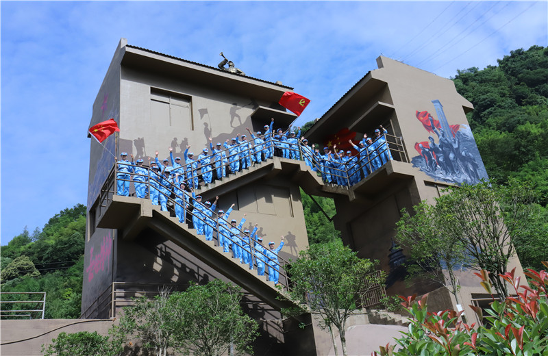 2021年6月19日至20日，西南公司党支部组织全体党员、预备党员、流动党员36人到夹金山举行“发扬红军精神 营造中天风气”活动，重走长征路。