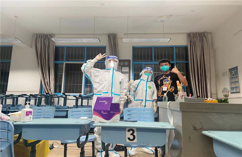 2021年7月29日,中天三建南京融创G86项目部积极响应政府号召，第一时间组织志愿服务团队奔赴月苑路第一小学监测点，承担起核酸检测流程引导、秩序维护、人员信息采集登记工作。