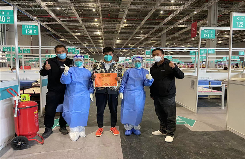 中天三建外高桥项目部生产经理程伟、生产经理王应群、栋号长刘江，因吃苦耐劳、任劳任怨，被“四叶草”方舱医院评为“最美志愿者”。