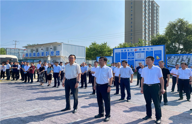 2022年7月24日，青岛市委常委、胶州市委书记张新竹一行莅临中天建设集团胶东分公司绿城凤起潮鸣A区项目工地，对项目现场进行实地观摩。