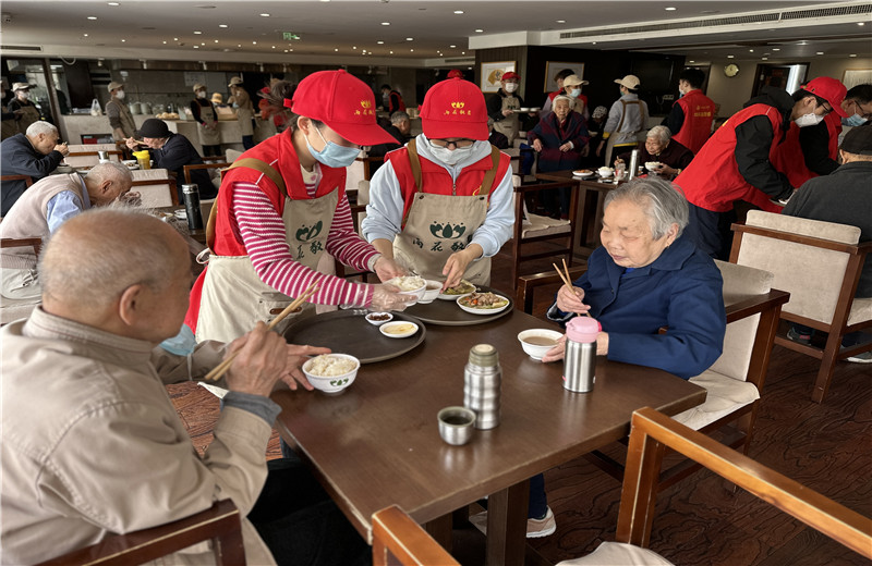 2023年4月12日，控股集团志愿者走进杭州市上城区雨花敬老院开展公益志愿服务。