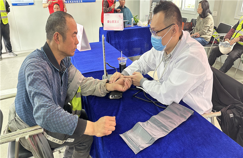五一前夕，天津公司组织开展为项目一线职工提供爱心剪发、爱心义诊、爱心赠饮、爱心咨询、爱心加餐服务，给工友们送去了劳动节的问候。