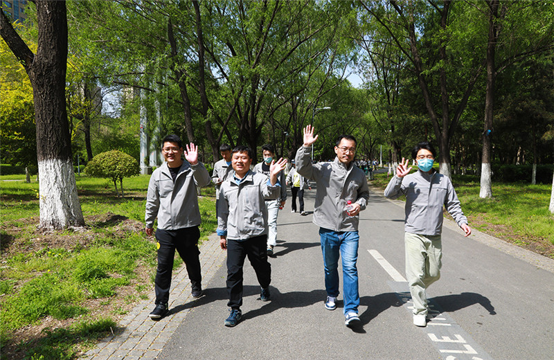 2023年5月6日，东北公司于沈阳奥林匹克生态公园开展“沐春健步走，转型再出发” 徒步行活动。