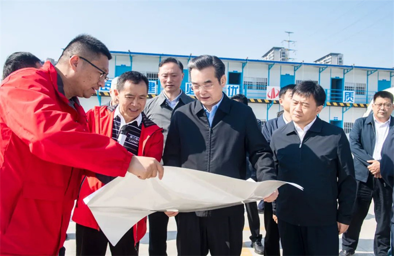 2024年10月30日，淮安市委书记史志军带队视察了中天江苏公司承建的“江苏康乃馨高端织造和智能装备制造一期项目”项目建设情况。