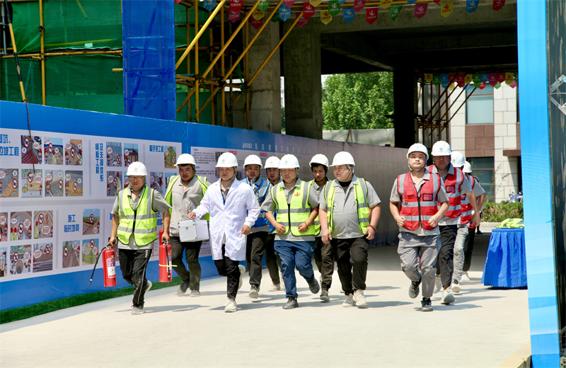2025年6月24日，中海企业集团山东公司“人人讲安全，个个会应急——查找身边安全隐患”2025年“安全生产月”主题活动在天津公司济南中海天空之镜项目成功举办。