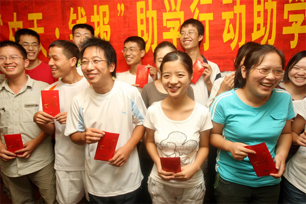 十余年，“中天·钱报”助学持续关爱寒门学子_副本.jpg